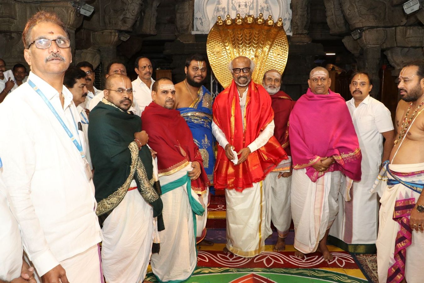 75वे जन्मदिन पर रजनीकांत पहुंचे तिरुपति 75वे जन्मदिन पर रजनीकांत पहुंचे तिरुपति