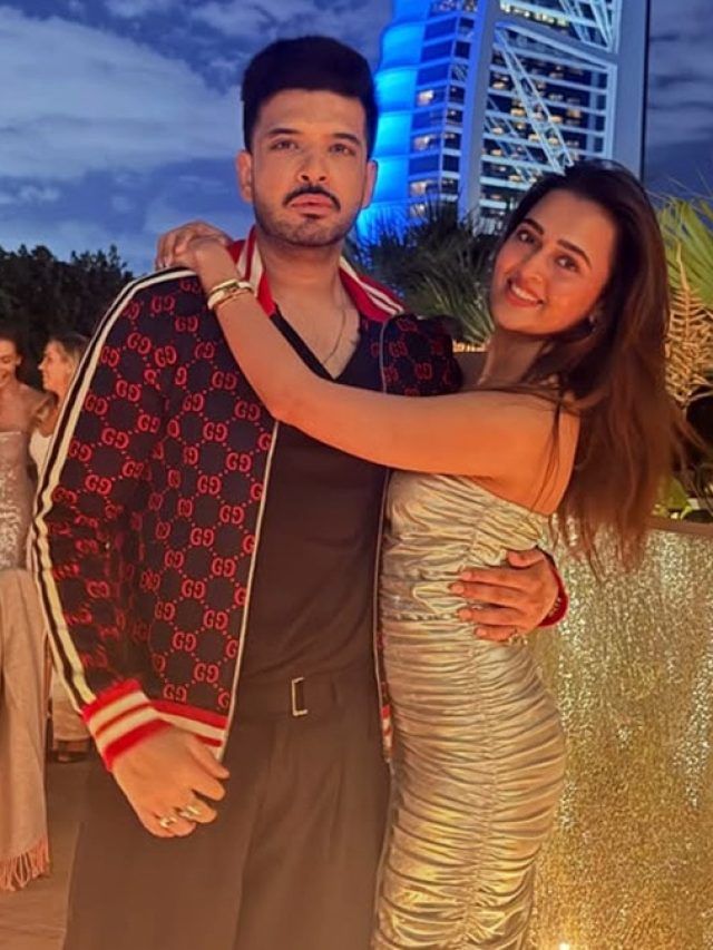 9 साल बड़े बॉयफ्रेंड की बांहों में तेजस्वी, पार्टी में किया Kiss, साथ में झूमा कपल