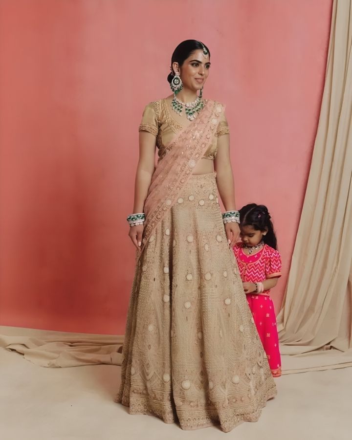 भाई की शादी में 250 करोड़ का हार पहन सजीं ईशा अंबानी! कड़ों ने भी मोह लिया मन - Isha ambani 250 crore diamond emerald necklace vikram salgavkar cousin wedding abu jani