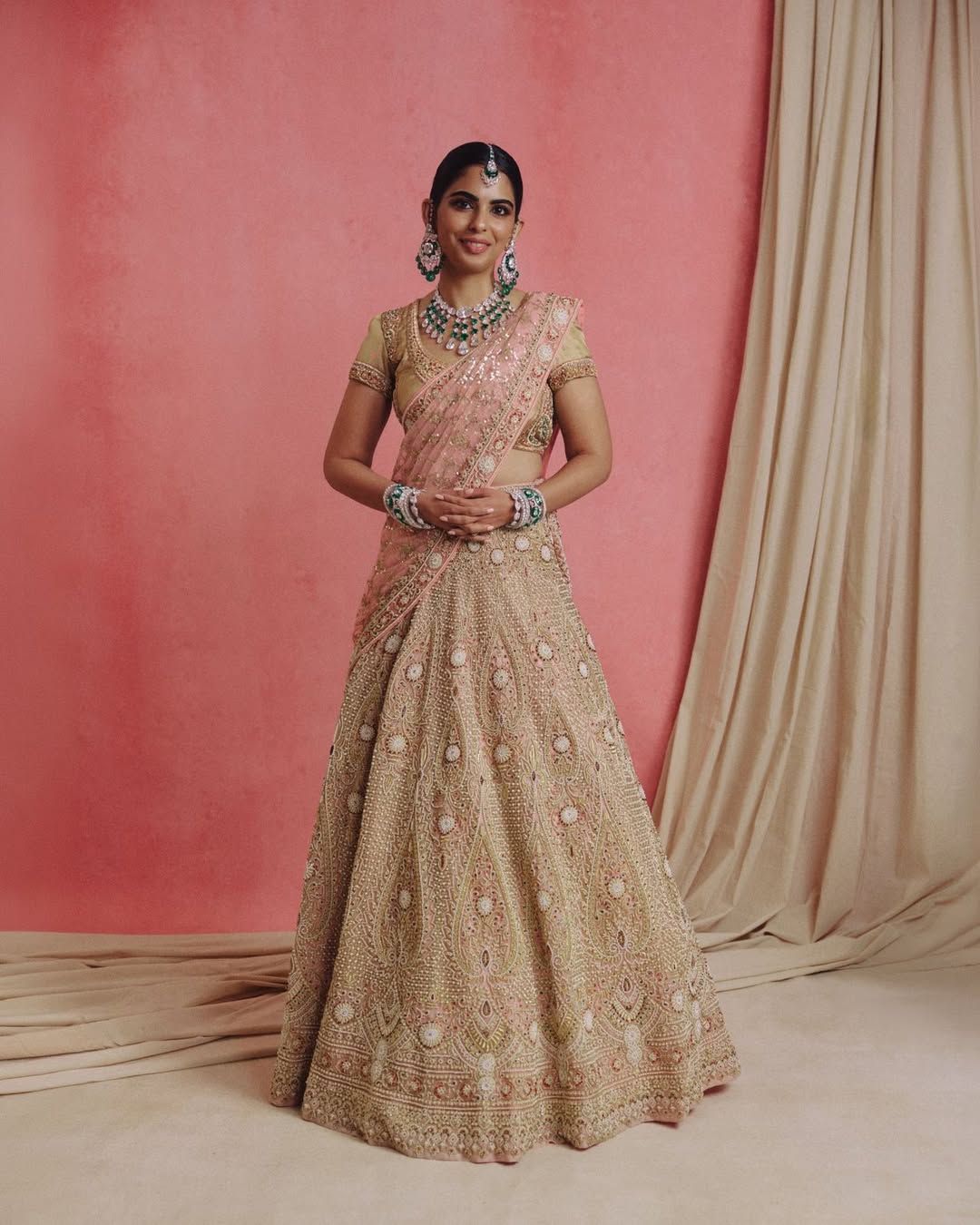 भाई की शादी में 250 करोड़ का हार पहन सजीं ईशा अंबानी! कड़ों ने भी मोह लिया  मन - Isha ambani 250 crore diamond emerald necklace vikram salgavkar cousin  wedding abu jani