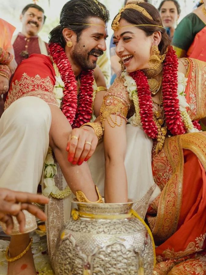 सिंदूरी साड़ी में दुल्हन बनीं रश्मिका तो धोती में दिखे विजय, सामने आईं शादी की Photos - Rashmika mandanna vijay deverakonda virosh wedding marriage first photo udaipur tvism