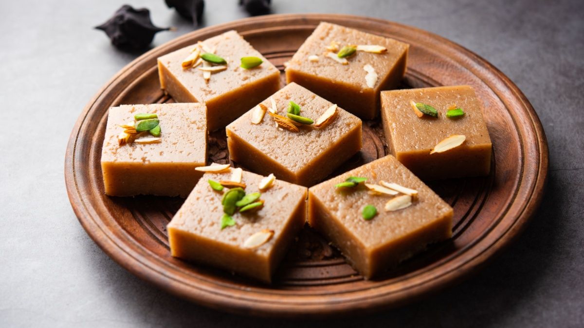 व्रत में मीठा खाकर हो गए बोर? इस चीज से बनाएं बिना चीनी वाली सिंघाड़ा बर्फी