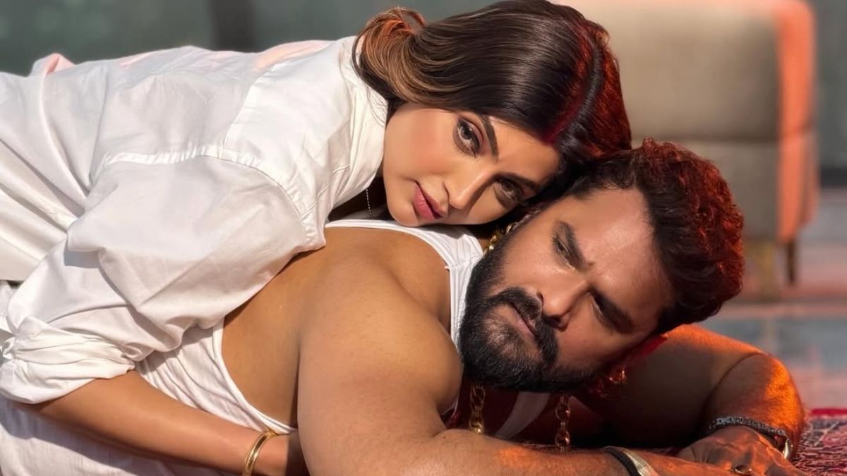 शादीशुदा खेसारी की बांहों में आकांक्षा, किया Liplock, Video