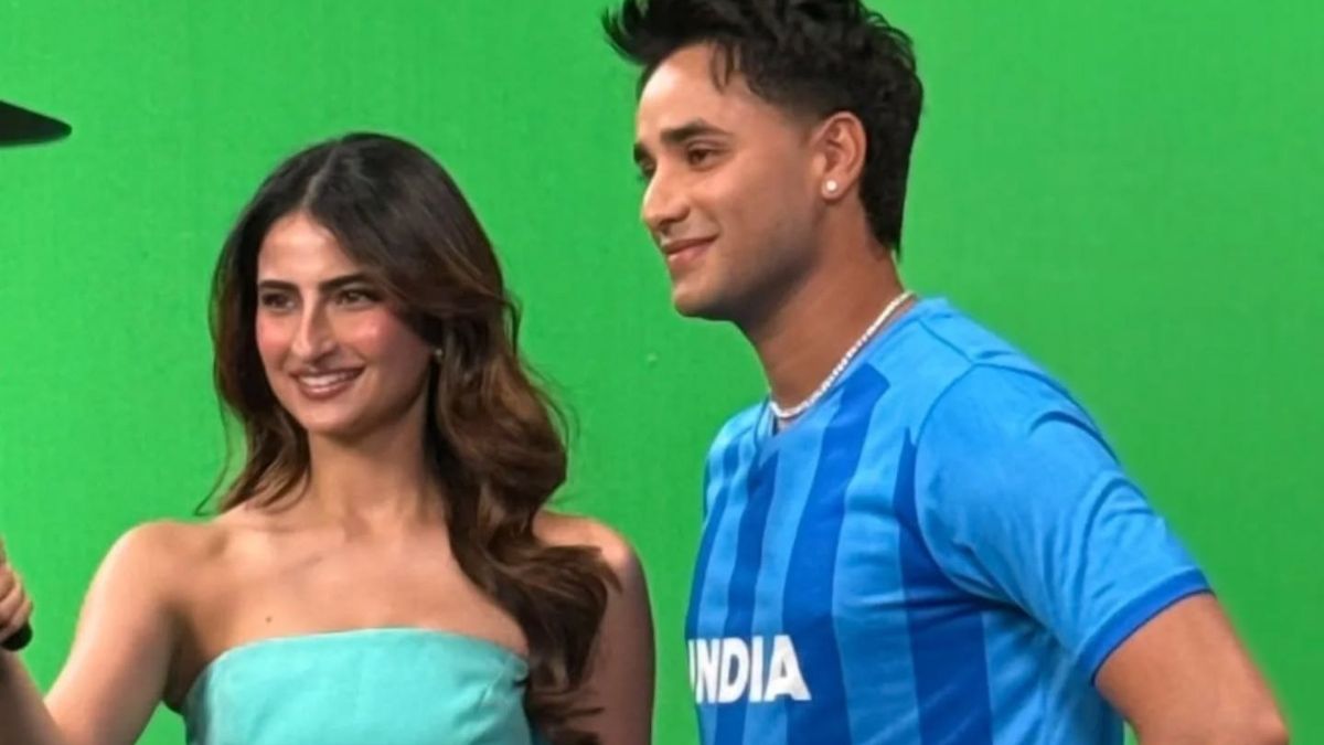 क्रिकेटर अभिषेक शर्मा संग दिखीं पलक, चौंके फैन्स, बोले- ये कब हुआ?