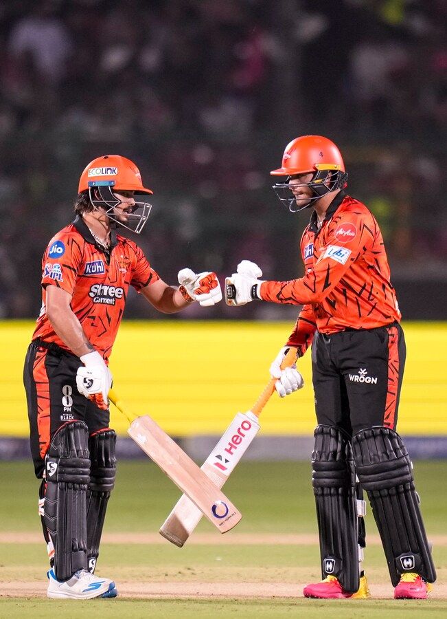 लड़की ने अभिषेक शर्मा का हाथ पकड़ के खींचा, VIDEO वायरल