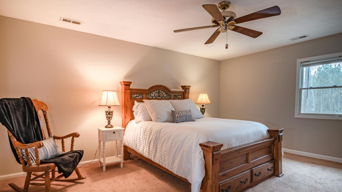 भारत में 3 ब्लेड और अमेरिका में 4-5 ब्लेड वाले पंखे क्यों? जानिए इसके पीछे की वजह