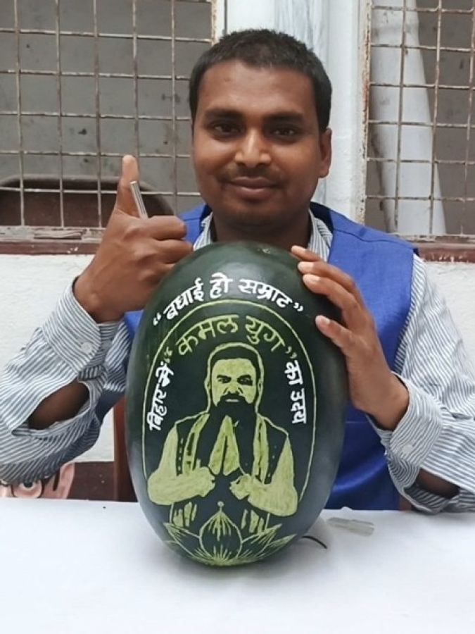 PHOTOS: तरबूज पर CM सम्राट की तस्वीर, बिहार के सैंड आर्टिस्ट का कमाल - Bihar new cm samrat choudhary congratulation munger sand artist madhurendra kumar watermelon carving art szlbs