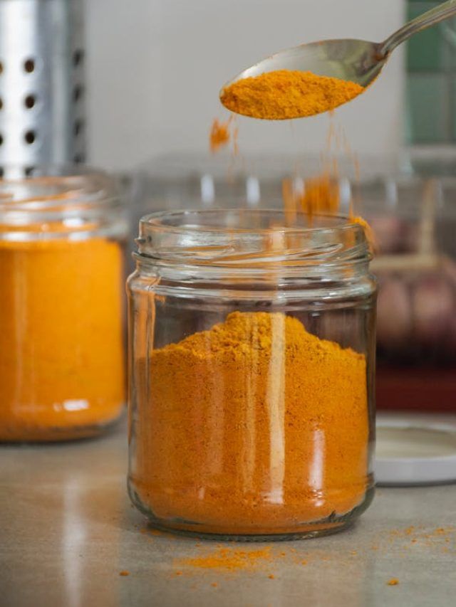 पौधों पर कीड़ों का अटैक? गार्डन के लिए वरदान है हल्दी